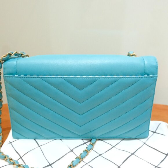 Chanel Interlocking CC Chevron Flap Bag Calfskin & Gold Hardware Light Blue - Picture 2 of 15